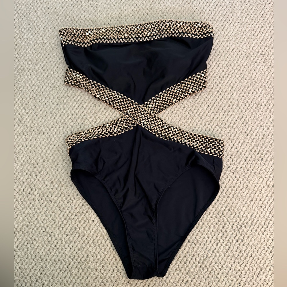One piece strapless bathing suit